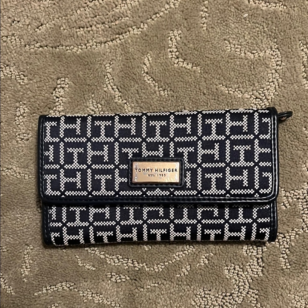 Tommy Hilfiger Black and White Geometric Wallet